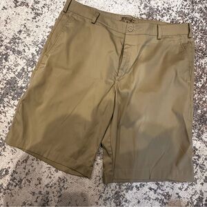 EUC Men’s Khaki Nike Flat Front Golf Shorts